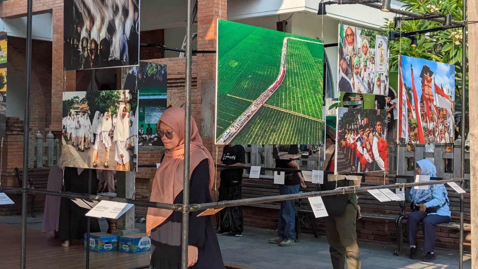 Ratusan foto santri dipamerkan di Lasem. Pemkab Rembang sebut karya ini bukan sekadar seni, tapi arsip peradaban bangsa.