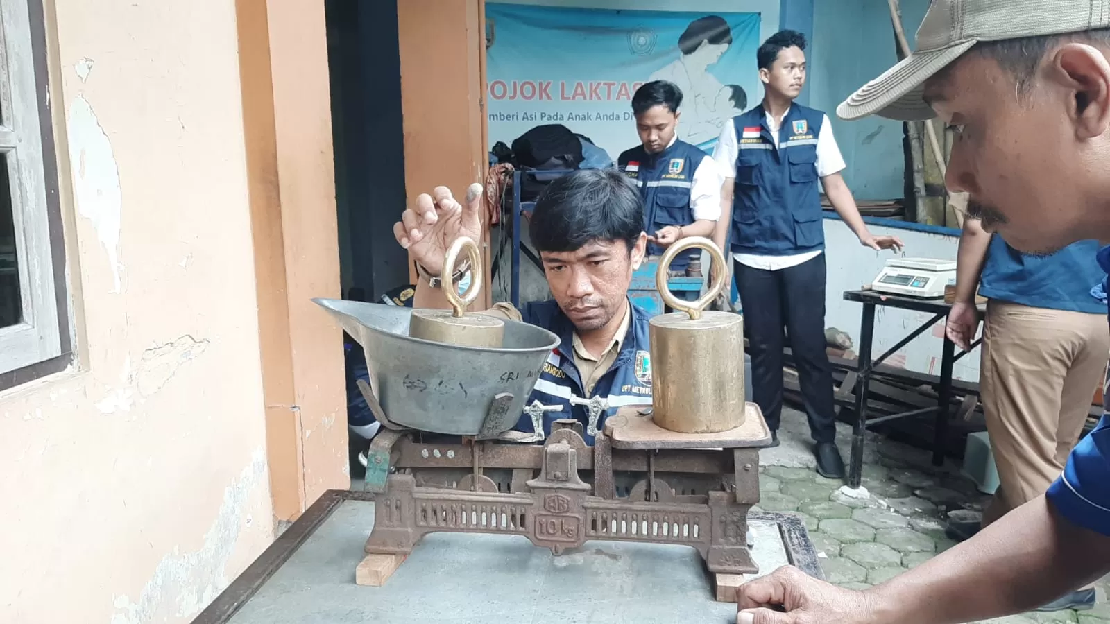 Sebanyak 15 pasar di Rembang jadi sasaran tera ulang alat ukur oleh UPT Metrologi Legal untuk pastikan timbangan pedagang akurat.