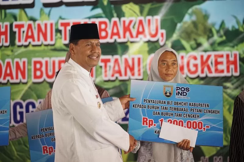 Pemerintah Kabupaten (Pemkab) Rembang Salurkan Bantuan Langsung Tunai BLT DBHCHT untuk 8.499 Buruh Tani Tembakau