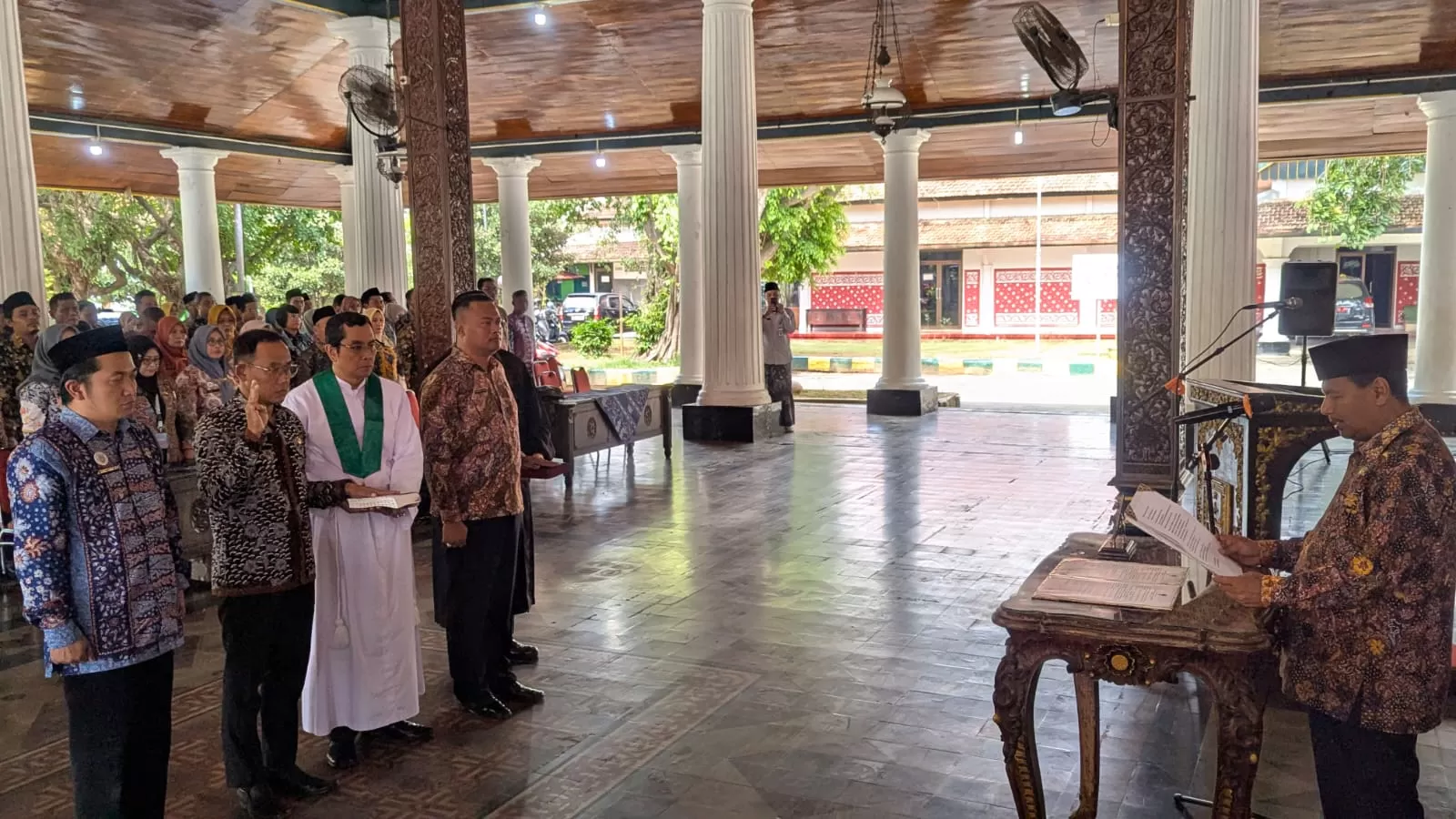 Bupati Rembang H. Harno melantik 62 pejabat administrator di lingkungan Pemerintah Kabupaten (Pemkab) Rembang, Kamis (23/10/2025)