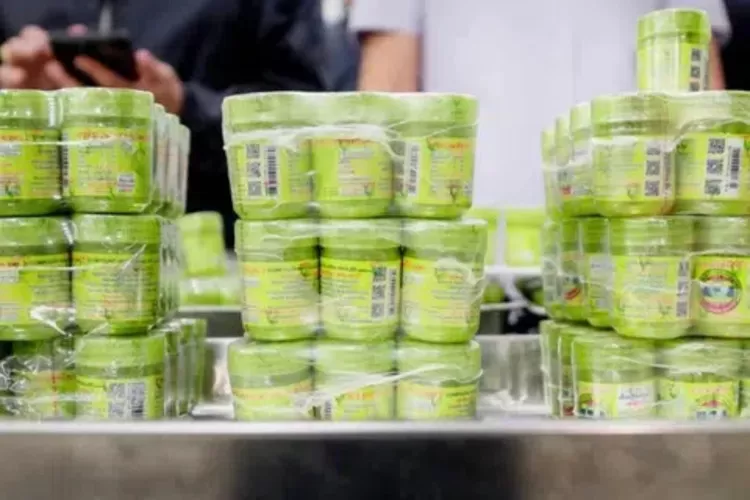 Lebih dari dua juta inhaler herbal ilegal merek Hong Thai disita di Thailand. Diduga terkontaminasi mikroba berbahaya.  