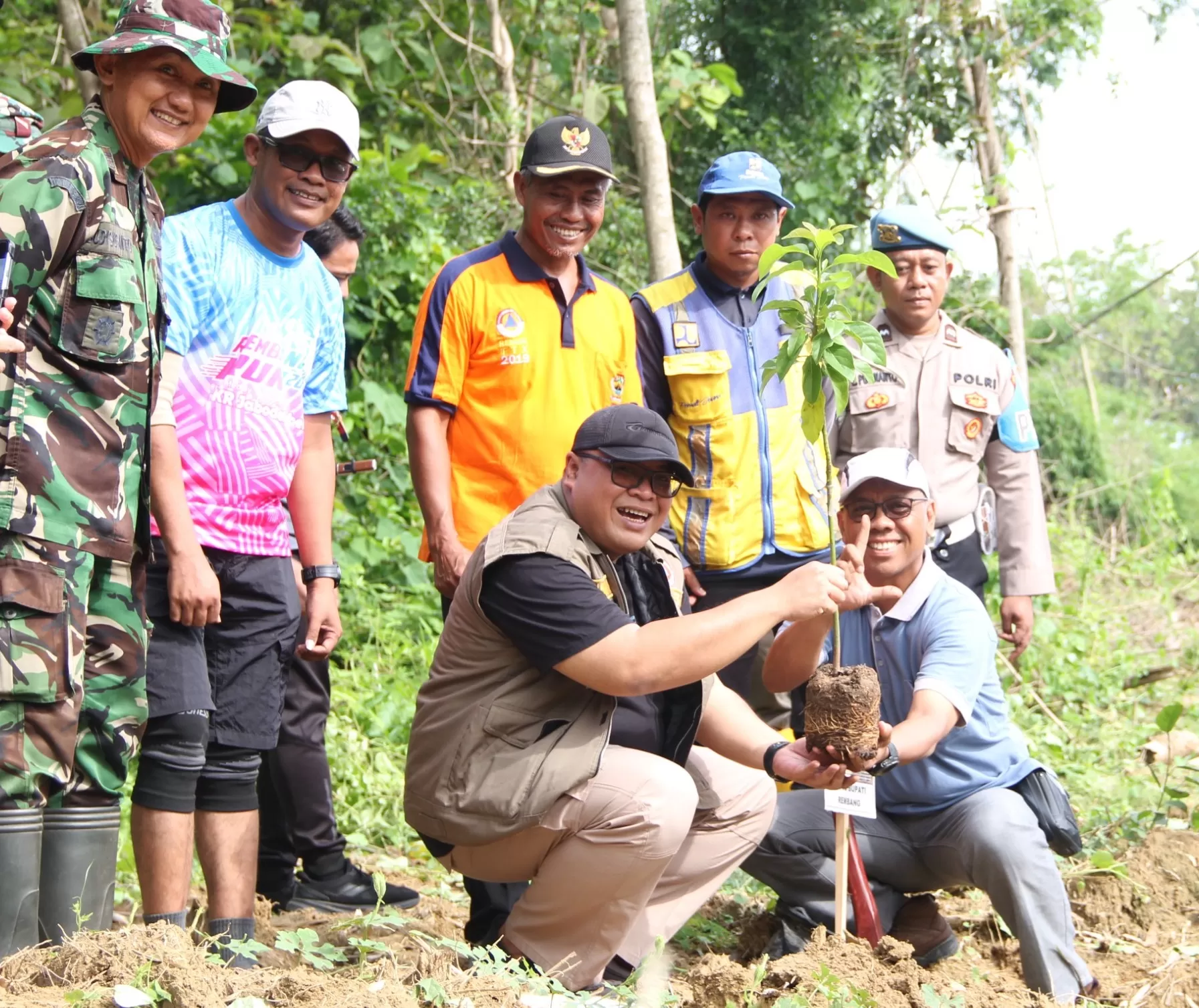 Wabup Hanies ajak warga Rembang rawat lingkungan lewat kegiatan Nandur Bareng di Desa Kuangsan, tanam seribu pohon buah.
