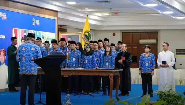 Pemprov Jateng melantik 223 kepala sekolah SMA/SMK. Sekda menegaskan ASN harus hadir untuk melayani, bukan dilayani.