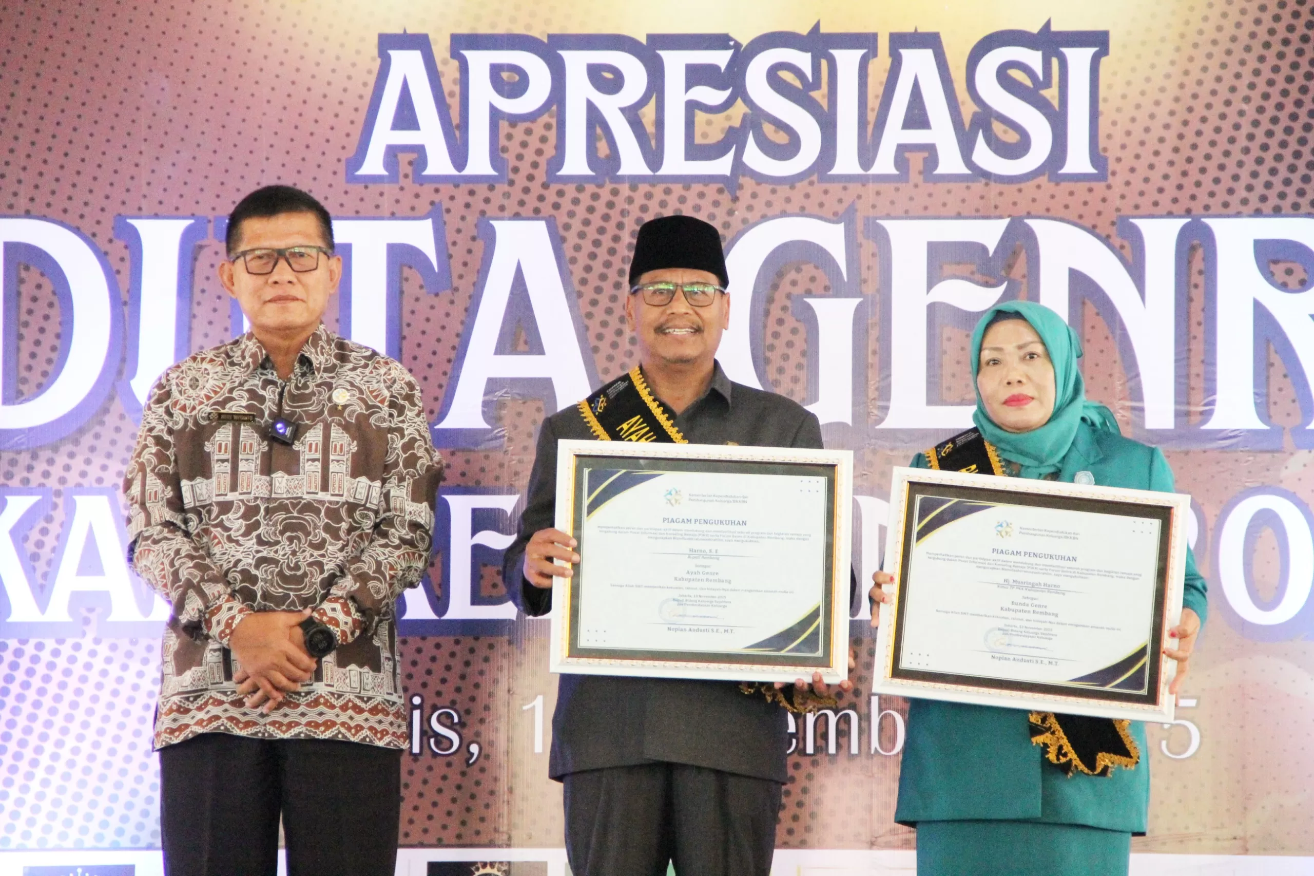 Bupati Harno dan Hj. Musringah dikukuhkan sebagai Ayah dan Bunda GenRe Rembang, wujud komitmen bangun remaja tangguh dan berkarakter.