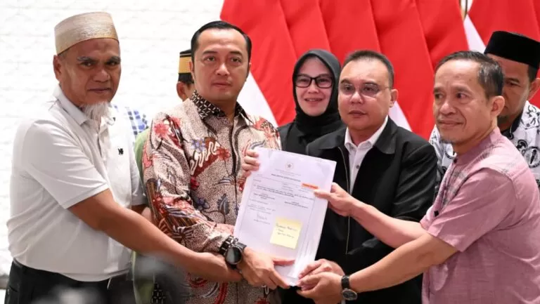 Presiden Prabowo gunakan hak rehabilitasi untuk pulihkan nama baik dua guru Luwu Utara, simbol keadilan dan penghargaan bagi pendidik.