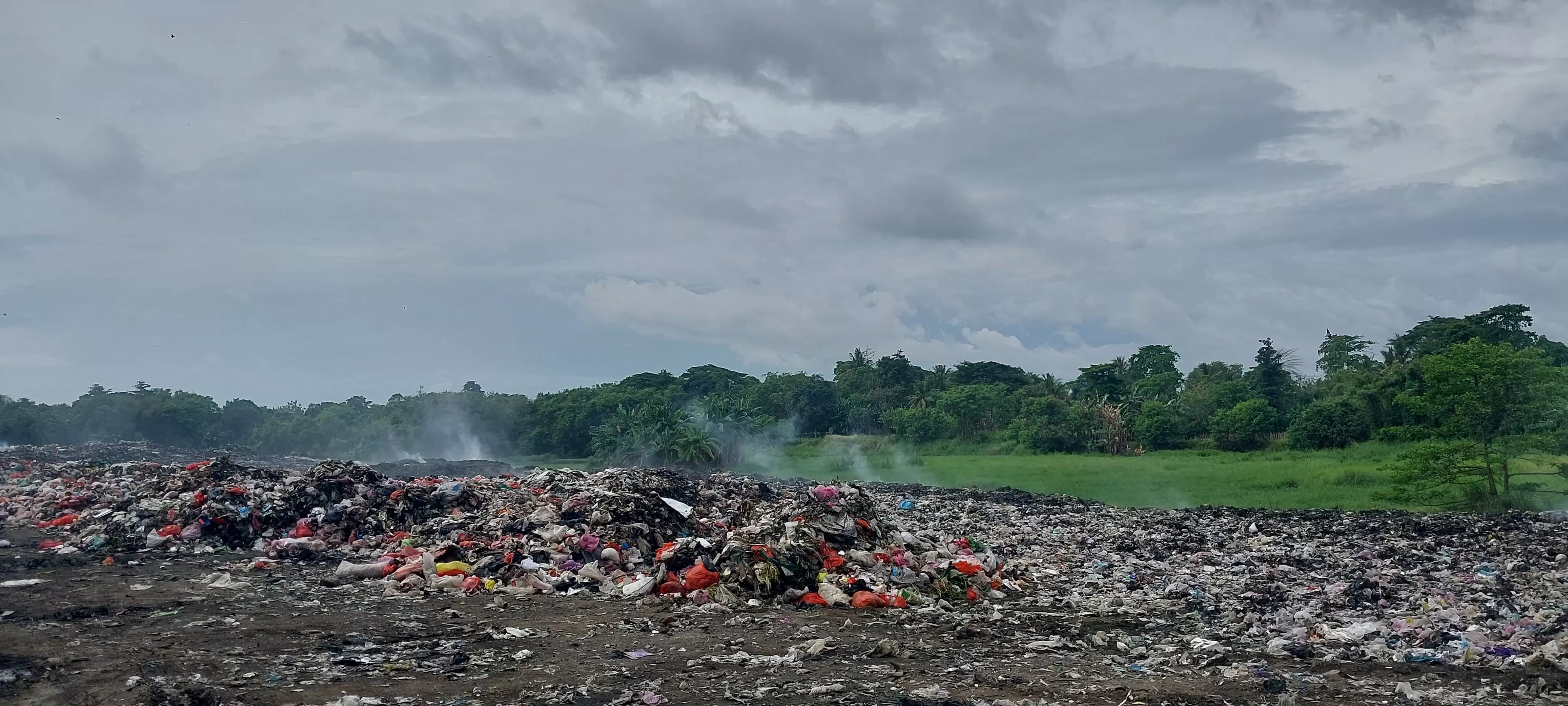 Warga Kampung Karang Jetak, Desa Bolang, Kecamatan Lebak Wangi, Kabupaten Serang kembali menyuarakan keluhan mereka terkait keberadaan Tempat Pembuangan Sampah yang berdiri tak jauh dari permukiman