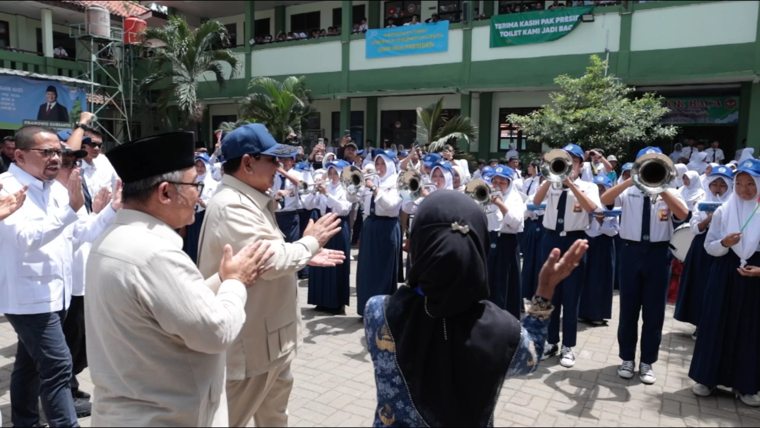 Momen Presiden Prabowo Subianto Disambut Meriah Penampilan Marching Band Murid di SMPN 4 Kota Bekasi Jawa Barat