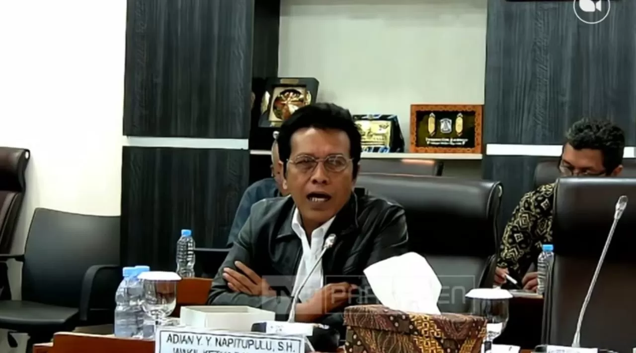 Adian Napitupulu menyebut  anak muda gemar  thrifting karena kesadaran dalam menyelamatkan lingkungan. (Tangkapan layar YouTube TVR Parlemen)