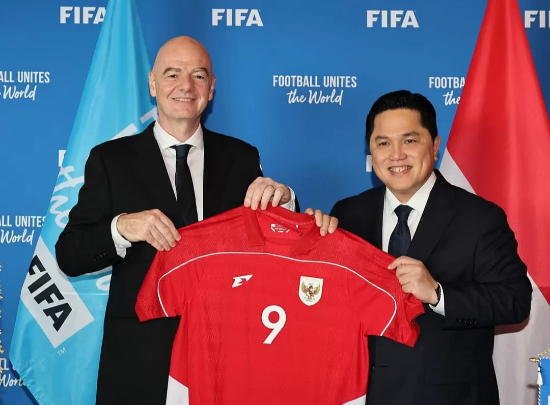 Ketum PSSI, Erick Thohir (kanan) menyampaikan apresiasi atas keputusan FIFA yang telah menunjuk Indonesia sebagai salah satu tuan rumah FIFA Series 2026. (Instagram/erickthohir)
