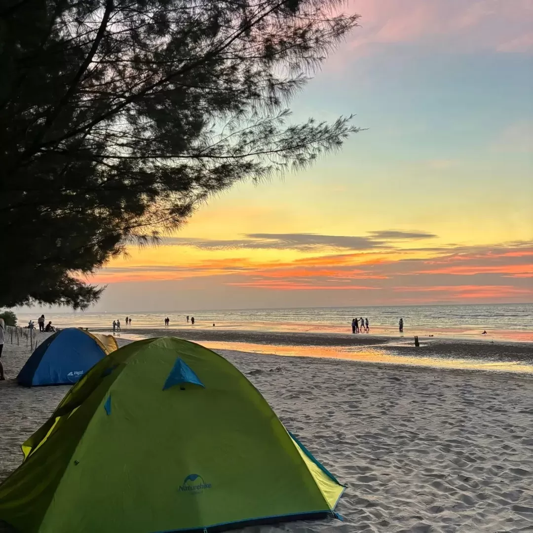 Glamping di Pantai Indah Layur Rembang
