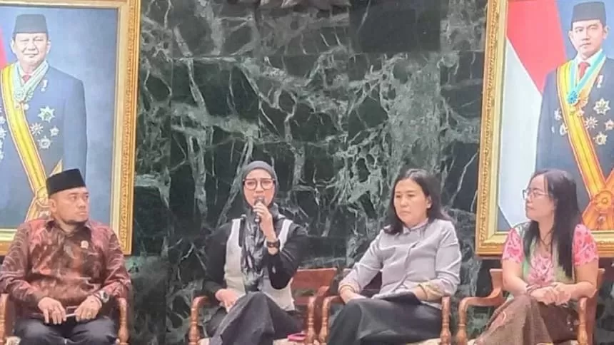 Sociopreneur Angkie Yudistia (memegang mic) saat Talkshow Kita Punya Andil, Kembalikan Ruang Aman di Balai Kota DKI Jakarta pada Sabtu (22/11/2025). (Foto: NU Online/Rikhul Jannah)