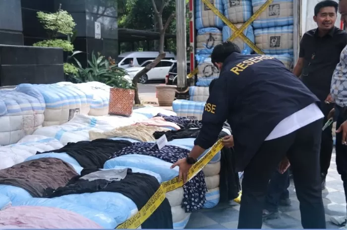 Menyoroti skandal baju impor atau thrifting ilegal yang masuk ke pasar domestik. (Dok. Polda Metro Jaya)
