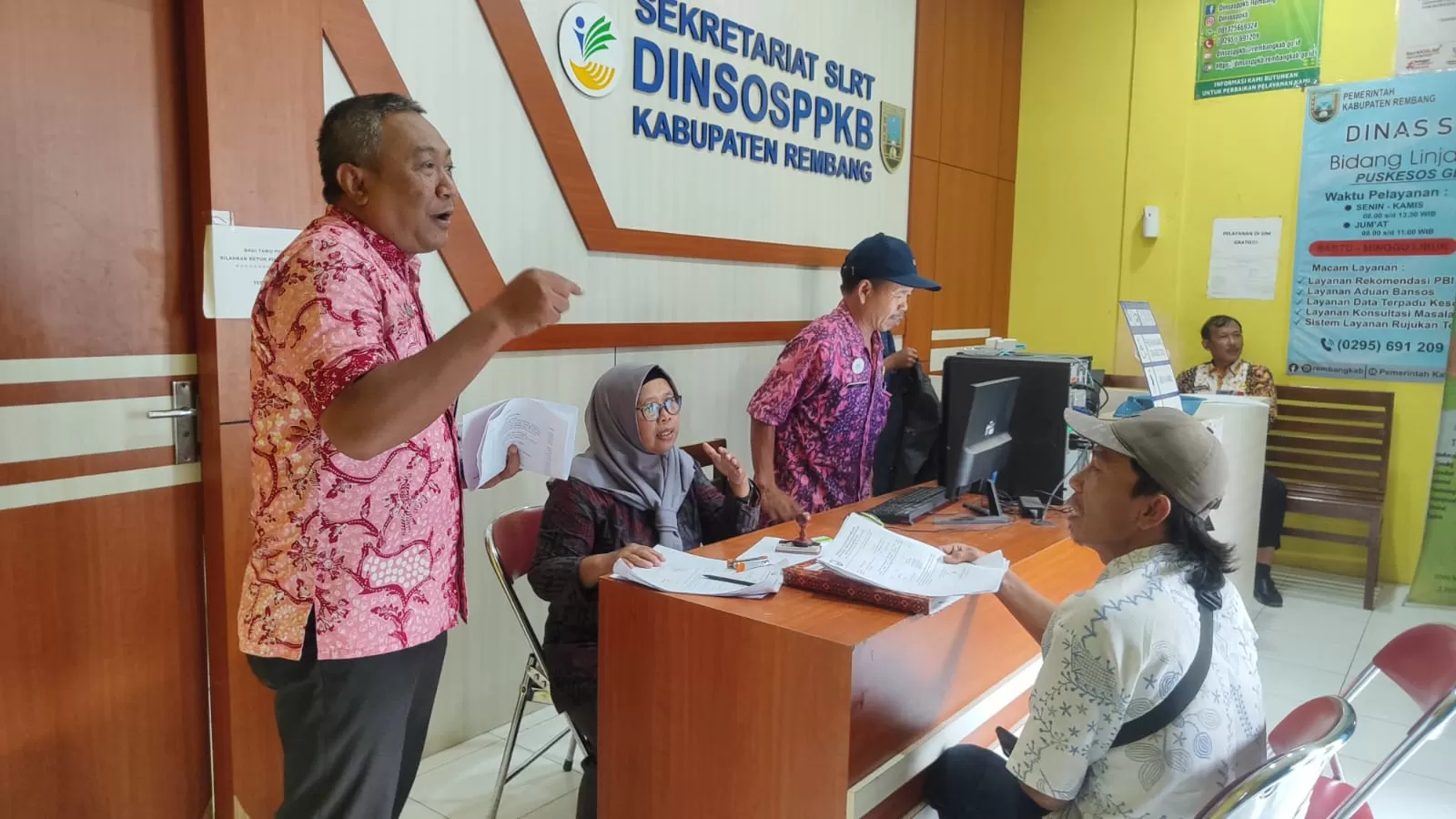 GEGER NIK JUDI ONLINE! Dinsosppkb Rembang Beberkan Penyebab Warga Nangis di Loket, Bansos Langsung Dicabut