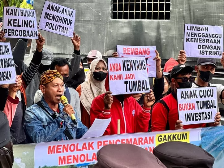Warga Banyudono demo ke Bupati Rembang protes bau limbah dan laut menghitam, desak pabrik dihentikan sementara.
