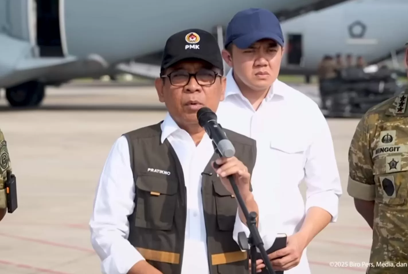 Menko PMK, Pratikno menyebut Operasi Modifikasi Cuaca (OMC) telah mulai diterbangkan untuk mengalihkan potensi hujan deras di sejumlah kawasan di Sumatera. Foto: YouTube Sekretariat Presiden