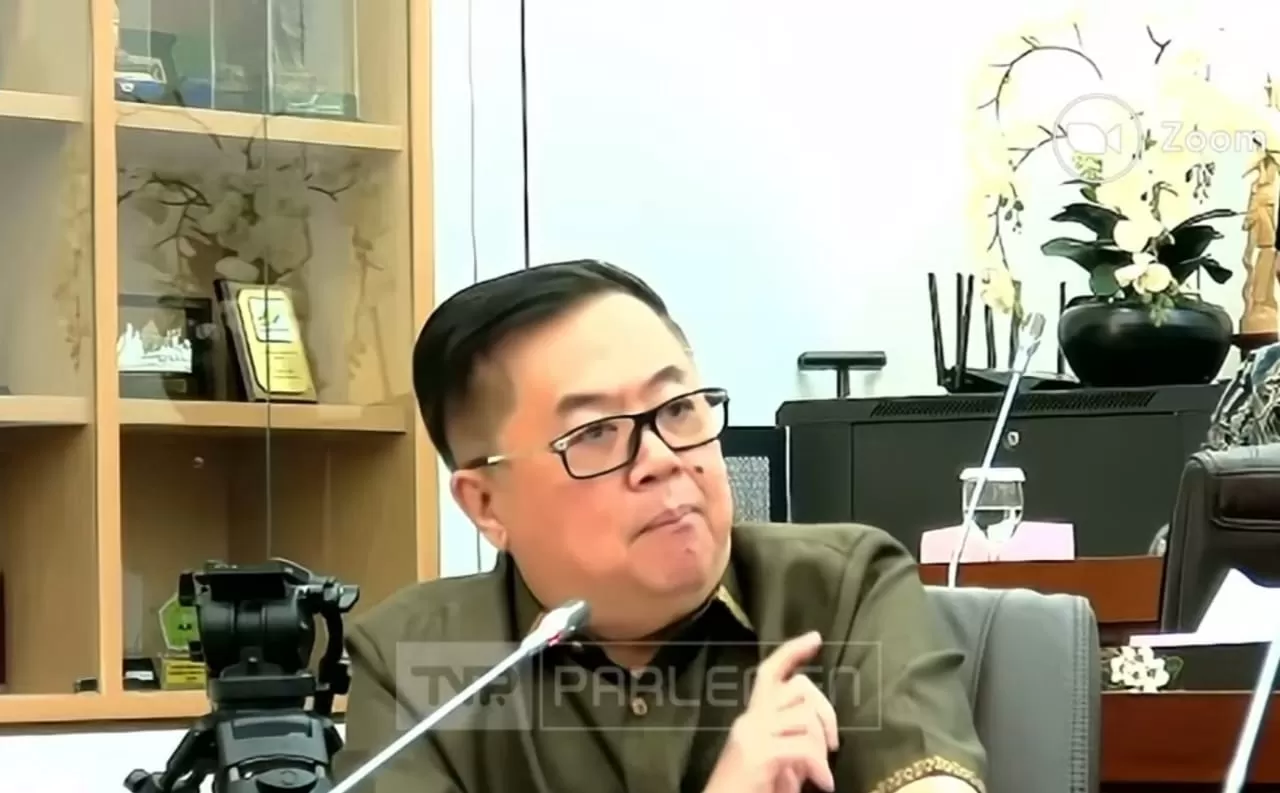 Anggota Komisi VI DPR Fraksi PDI Perjuangan, Darmadi Durianto sampaikan kritik terkait lemahnya pembenahan sistem di Garuda Indonesia. (YouTube/TVR Parlemen)