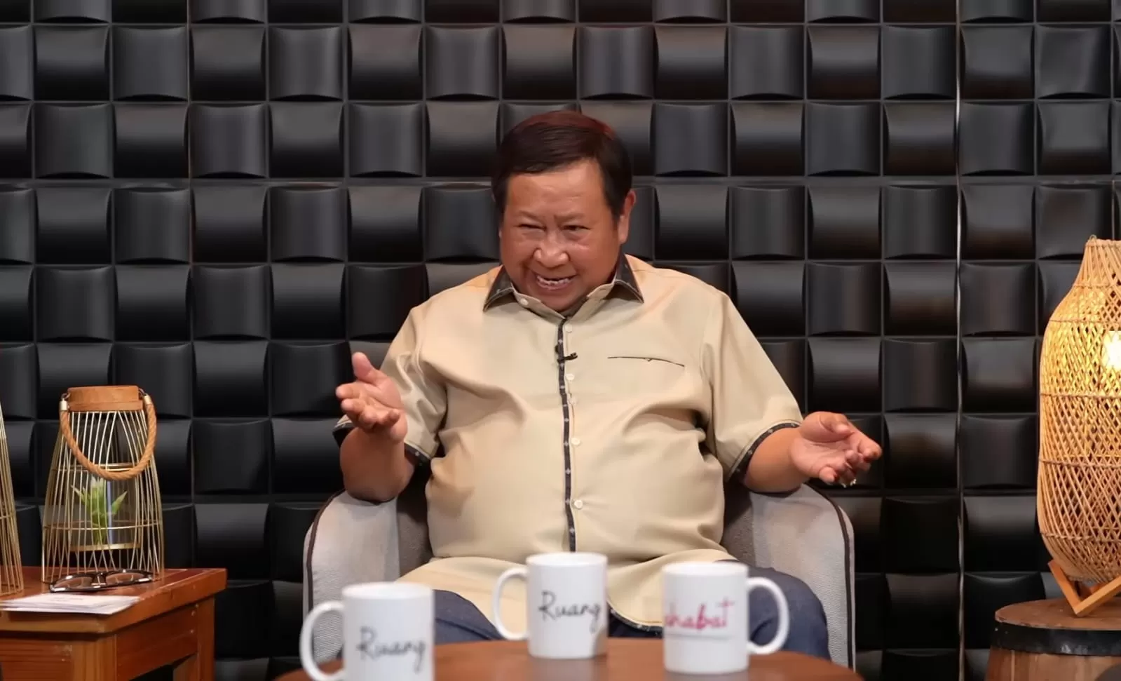 Tangkapan layar saat Susno Duadji bercerita di podcast Mahfud MD tentang pengalamannya di kepolisian hingga masuk penjara. (YouTube/Mahfud MD Official)