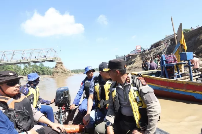 Menyoroti fakta terkini bencana banjir bandang yang melanda wilayah Provinsi Aceh, pada Senin, 1 Desember 2025. (Dok. Polda Aceh)