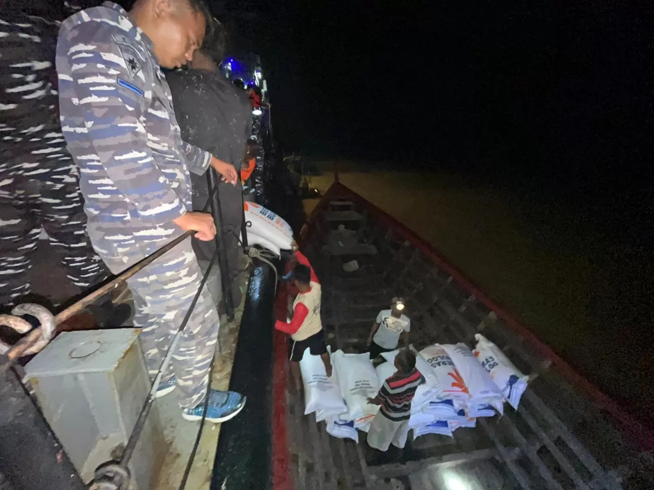 KRI Sutedi Senoputra-378 TNI AL tiba di Aceh Tamiang menyalurkan bantuan logistik.Bantuan 10 ton beras dan solar dikirim ke 5 desa terisolir