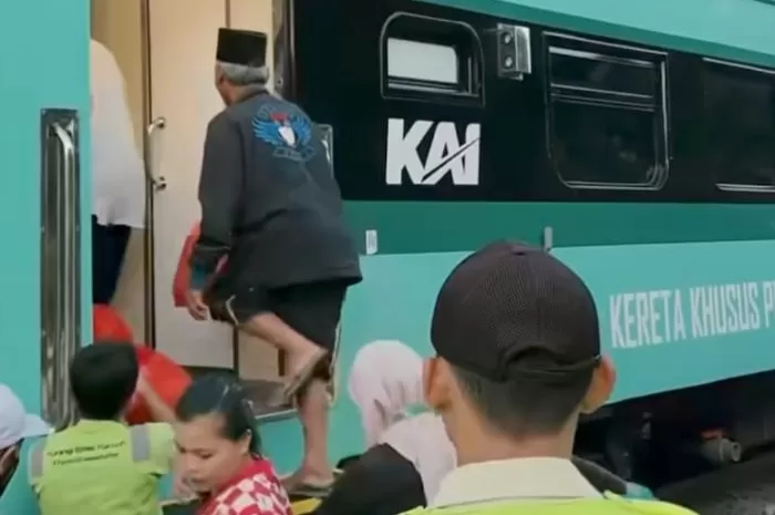 Kereta Api Khusus Petani-Pedagang Resmi Beroperasi, Para Penumpang Terlihat Antusias Nikmati Gerbong Baru dengan Tiket Seharga Rp3.000