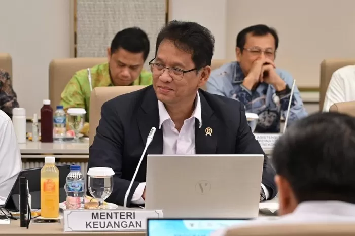 Menyoroti kontroversi kebijakan Menkeu Purbaya terkait larangan impor pakaian bekas yang memicu kecemasan pedagang di Gedebage, Bandung. (Instagram.com/@menkeuri)