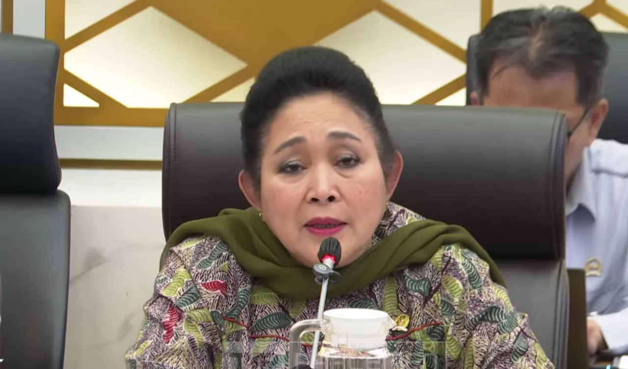 Ketua Komisi IV DPR, Titiek Soeharto mendesak Menhut Raja Juli menindak pelaku illegal logging tanpa tebang pilih. (YouTube/TVR Parlemen)