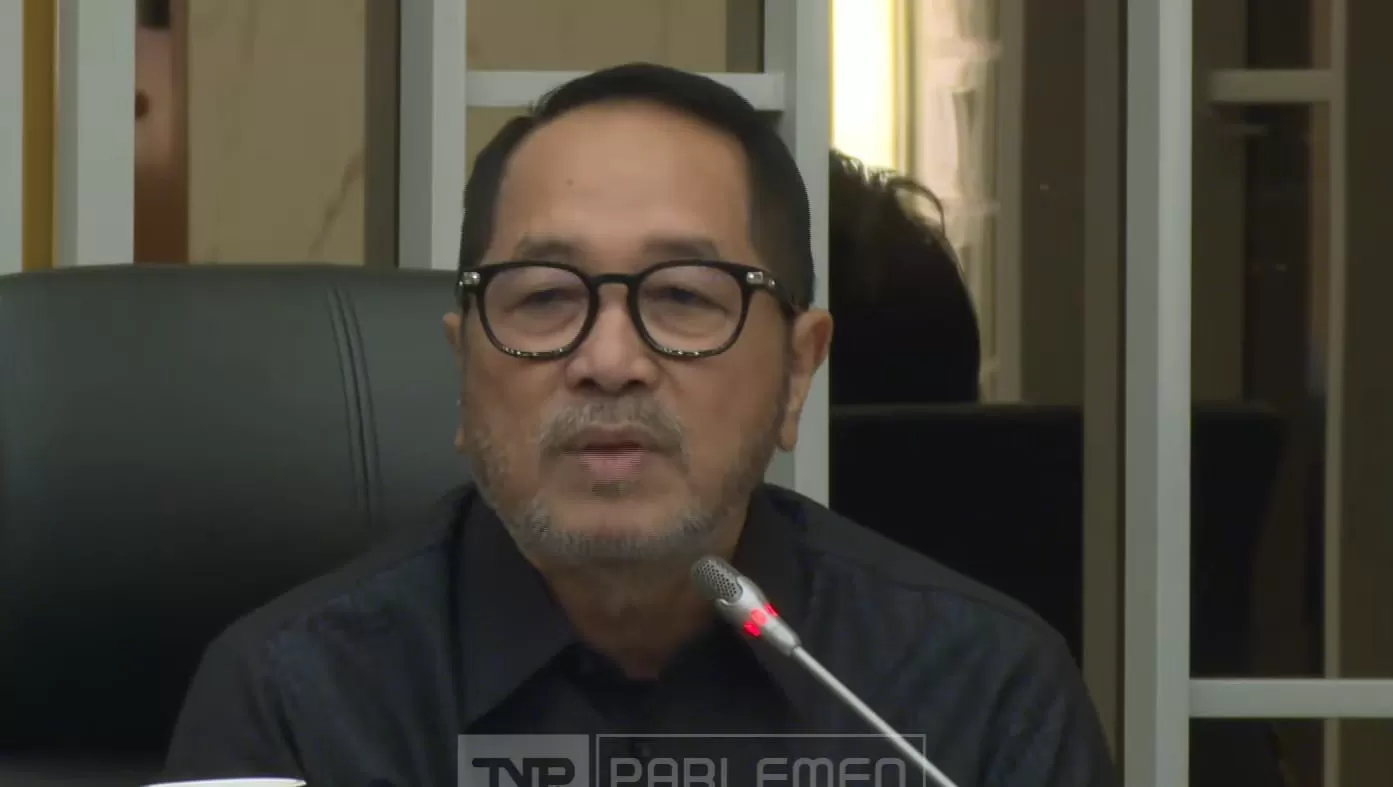 Anggota Komisi IV DPR dari Fraksi Golkar, Firman Soebagyo sebut melempar beras dari helikopter untuk korban bencana tidak pantas dilakukan. (YouTube/TVR Parlemen)