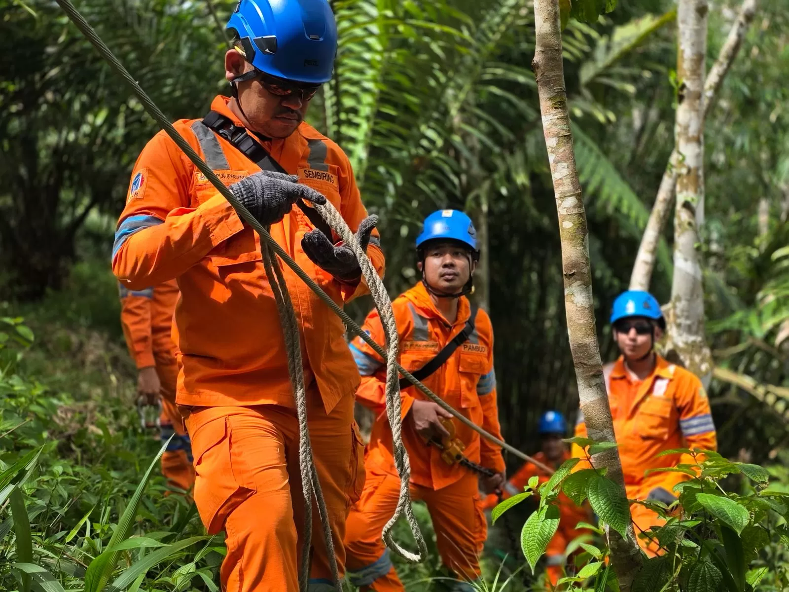 PT PLN (Persero) bergerak tanpa henti demi memulihkan kehidupan masyarakat yang terdampak banjir di Aceh. 
