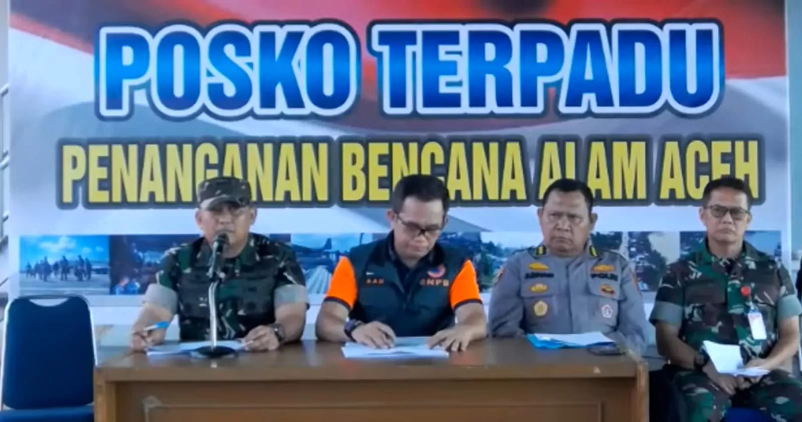 Wakil Ketua I Satgas Penanggulangan Bencana Alam Provinsi Aceh, Kolonel Inf Fransisco (kiri) ungkap kendala distribusi bantuan di Aceh. (Dok BNPB)