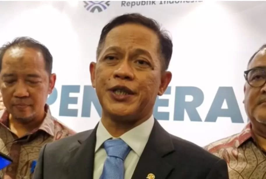 Menteri LH Hanif Faisol lakukan verifikasi lapangan terkait kayu gelondongan di banjir Sumatera. (Instagram/haniffaisolnurofiq)