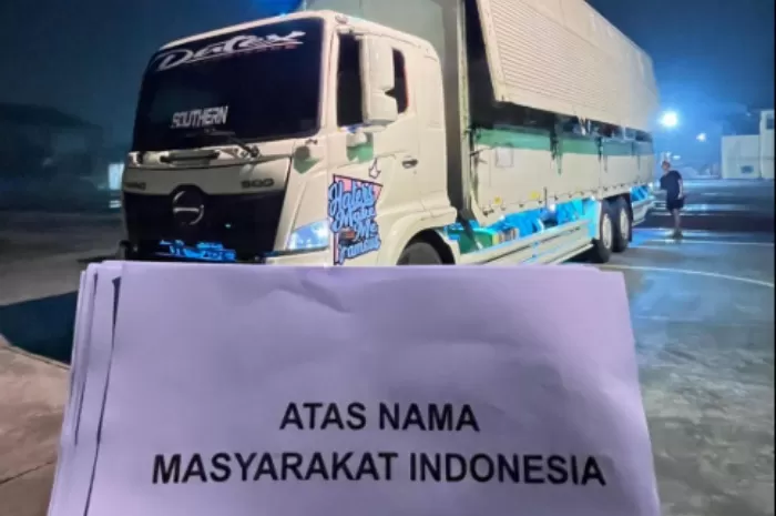 Menyoroti cerita influencer Ferry Irwandi saat menyalurkan bantuan ke korban bencana banjir bandang di Sumatera. (TikTok.com/@irwandiferry)