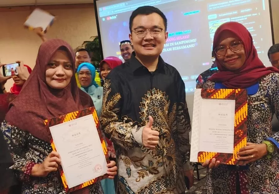 Hamidah Ary Ruchana dari SMPN 2 Sedan dan Walida Wahid Fitriani dari SMPN 2 Pancur mengikuti Program Pelatihan LPDP Kepemimpinan Sekolah yang digelar Kemendikdasmen dan Peking University