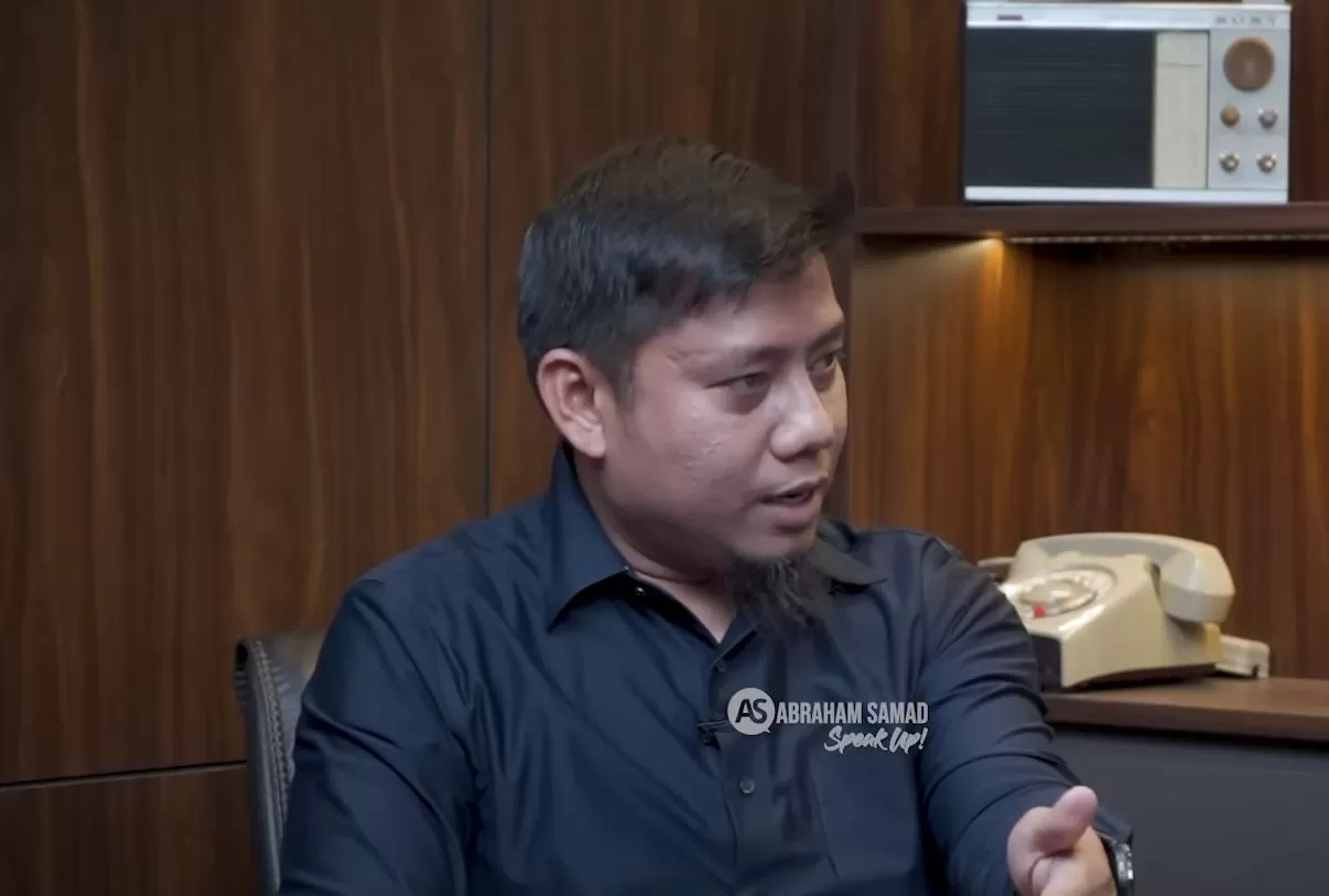 Eks penyelidik KPK menyebut kemungkinan adanya praktik pembalakan liar hingga korupsi di Sumatera. (YouTube/Abraham Samad Speak Up)