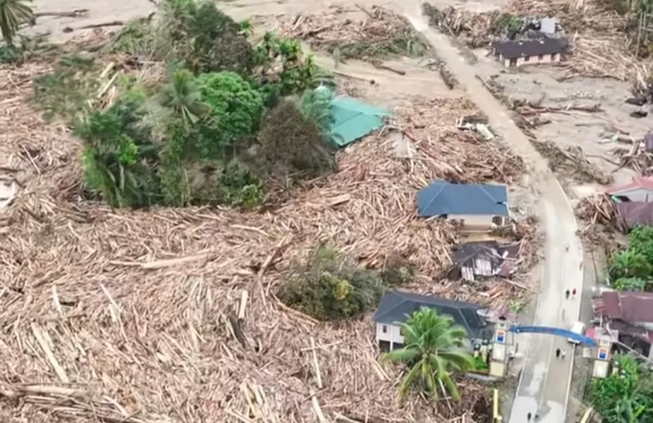Tangkapan layar kondisi desa Garoga setelah diterjang banjir yang diikuti dengan material kayu gelondongan. (TikTok/Hasiananda_)