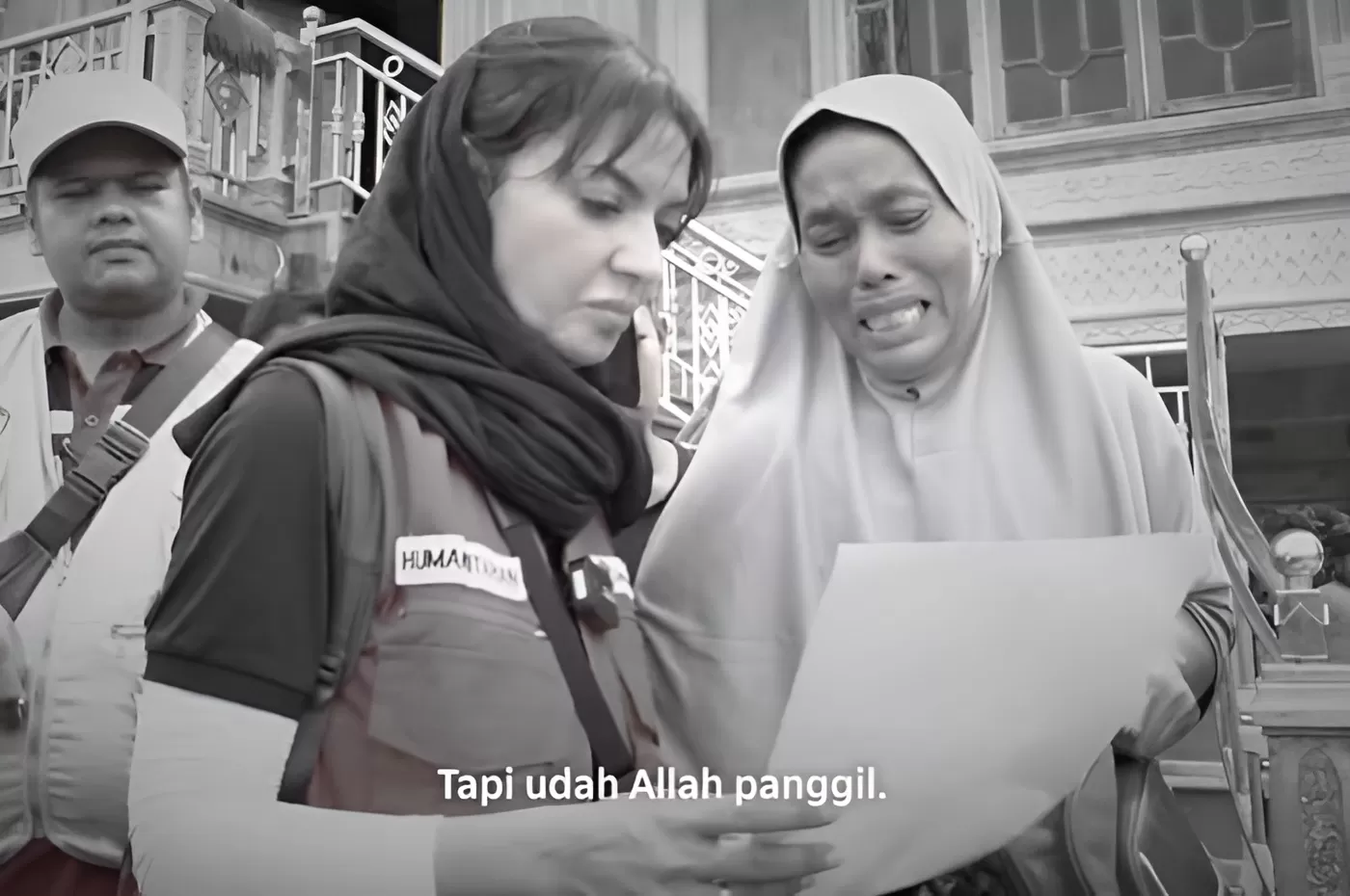 Menyoroti kisah pilu yang disampaikan korban bencana di Aceh, tentang keluarganya yang hanyut diterjang luapan banjir bandang. (Instagram.com/@najwashihab)