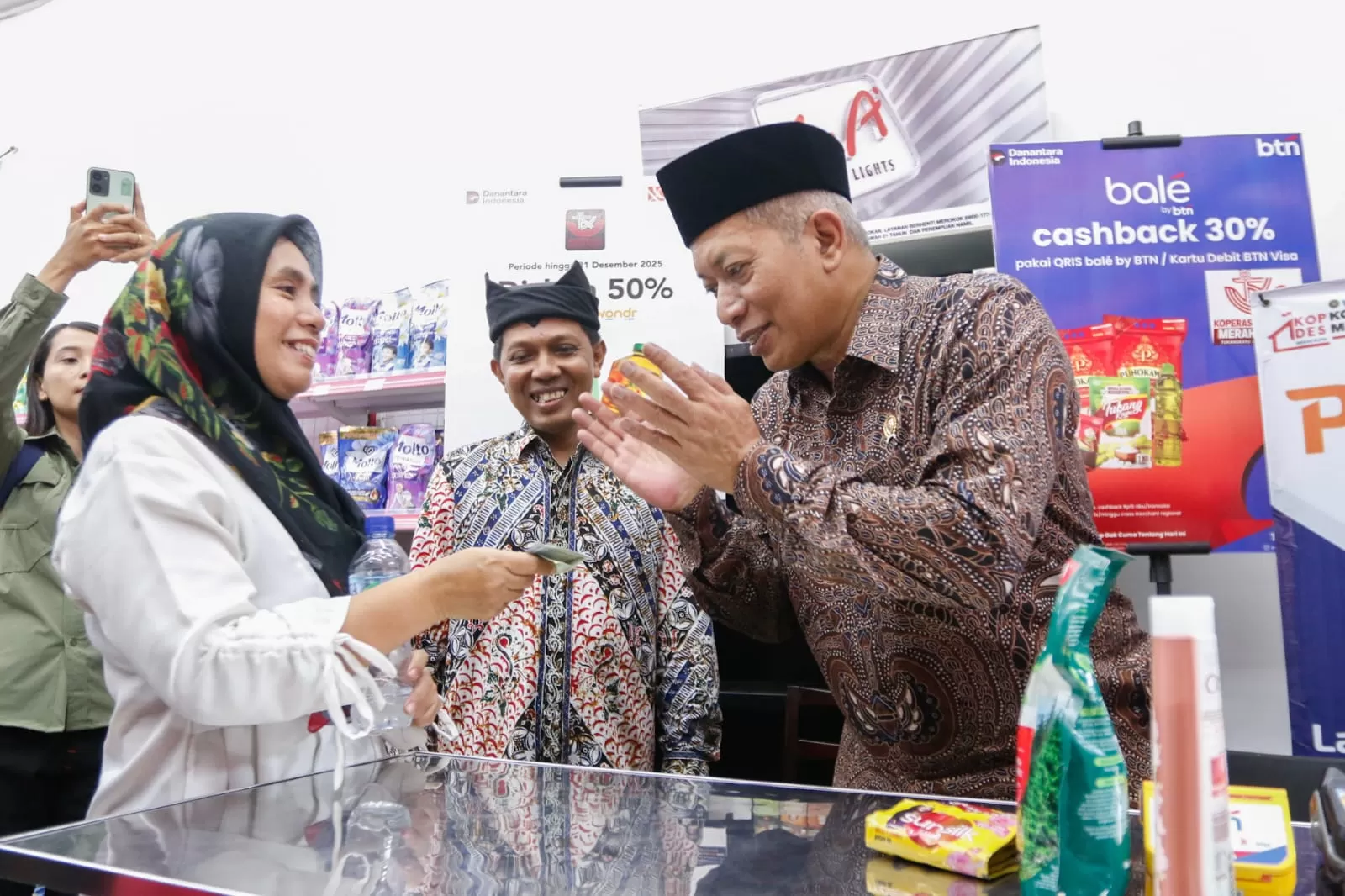 Menteri Koperasi Ferry Juliantono meresmikan Koperasi Kelurahan Merah Putih (KKMP) Tukangkayu, Selasa (9/12/2025).