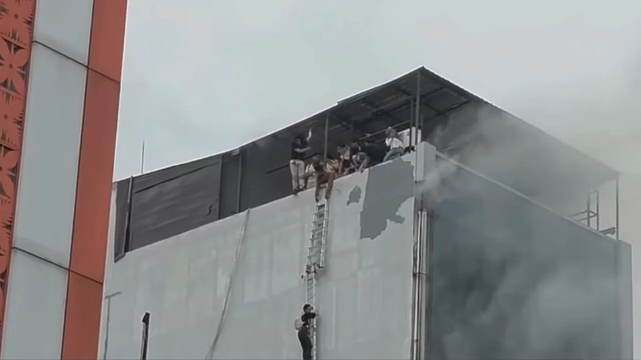 Tangkapan layar momen kebakaran gedung Terra Drone yang tewaskan 22 orang. (X/dimarsasongko98)