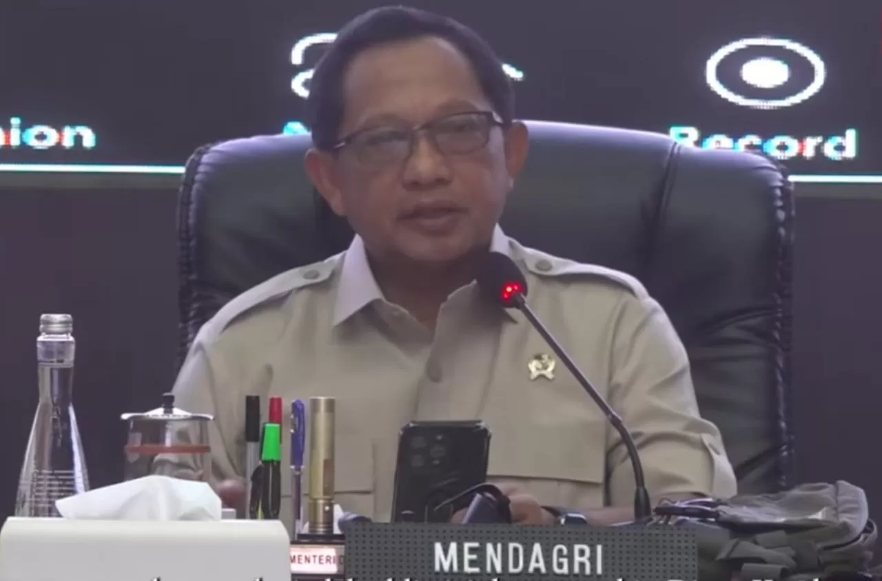 Mendagri Tito Karnavian resmi berhentikan sementara Bupati Aceh Selatan karena ke luar negeri tanpa izin di tengah kondisi tanggap bencana. (Dok Kemendagri)