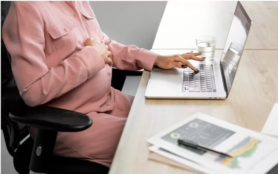 Foto ilustrasi ibu hamil yang sedang bekerja - aturan cuti melahirkan menurut Undang-Undang di Indonesia. (Freepik/freepik)