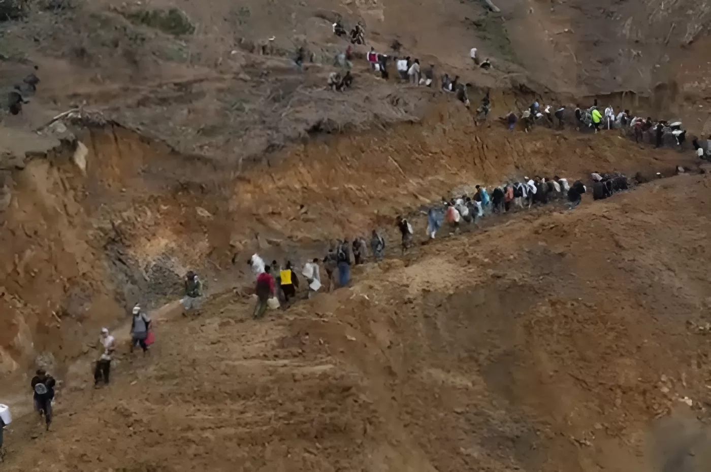 Menyoroti kisah korban bencana banjir bandang di Aceh Utara yang berjalan kaki puluhan kilometer demi mendapatkan bantuan. (TikTok.com/@joe_sastra)