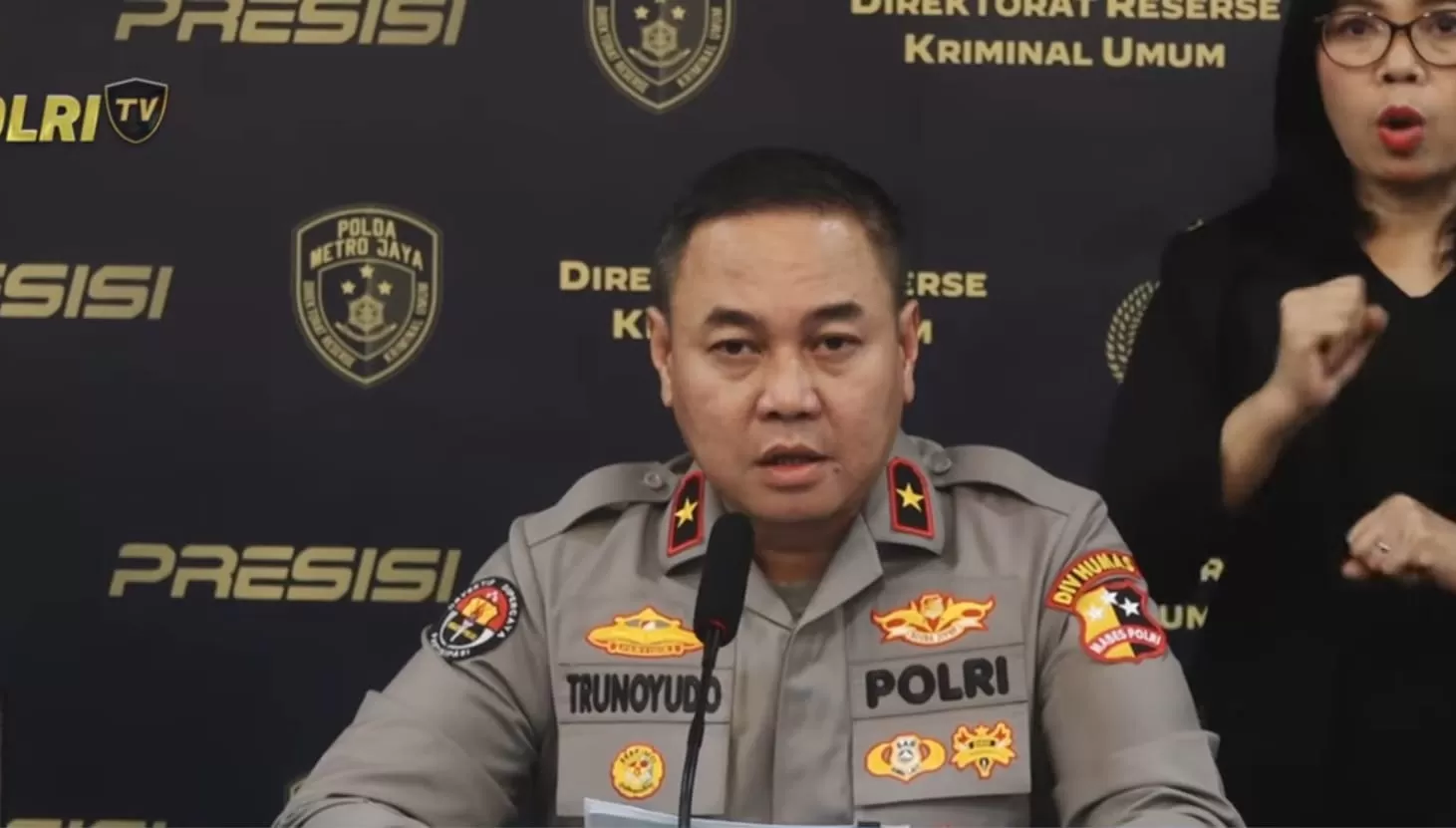 Karopenmas Divhumas Polri, Brigjen Trunoyudo Wisnu Andiko, dalam konferensi pers penetapan enam tersangka pengeroyokan debt collector di Kalibata. (Dok Polri)