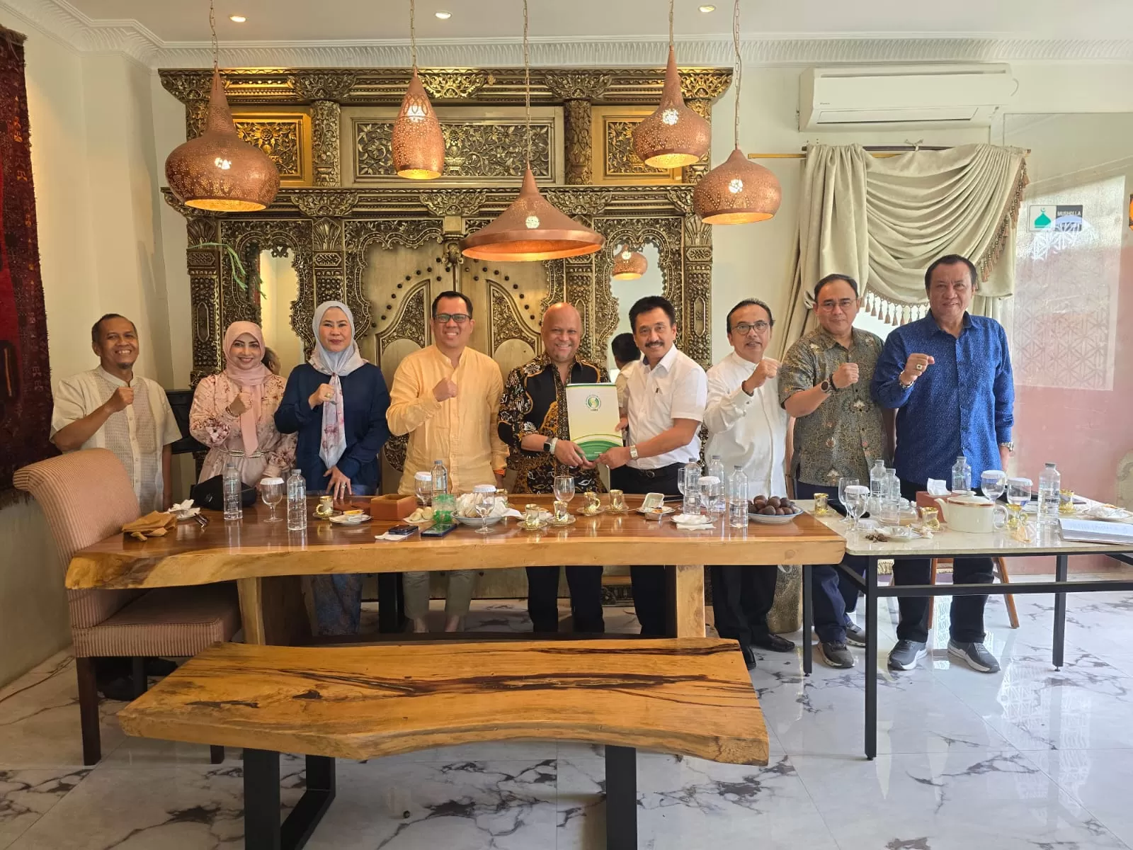 Ilham Habibie menyerahkan bantuan kemanusiaan ISMI untuk korban banjir di Aceh, Sumut, dan Sumbar.  