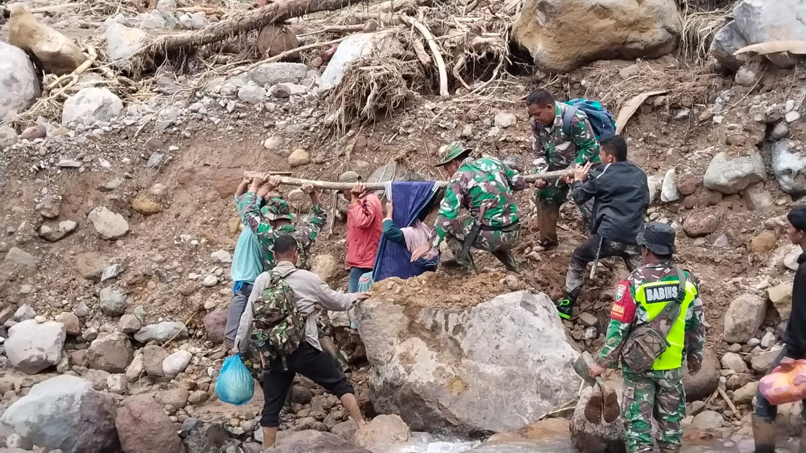 TNI berhasil melakukan evakuasi pasangan lansia sakit stroke dari wilayah terisolir di Bener Meriah pascabencana alam.