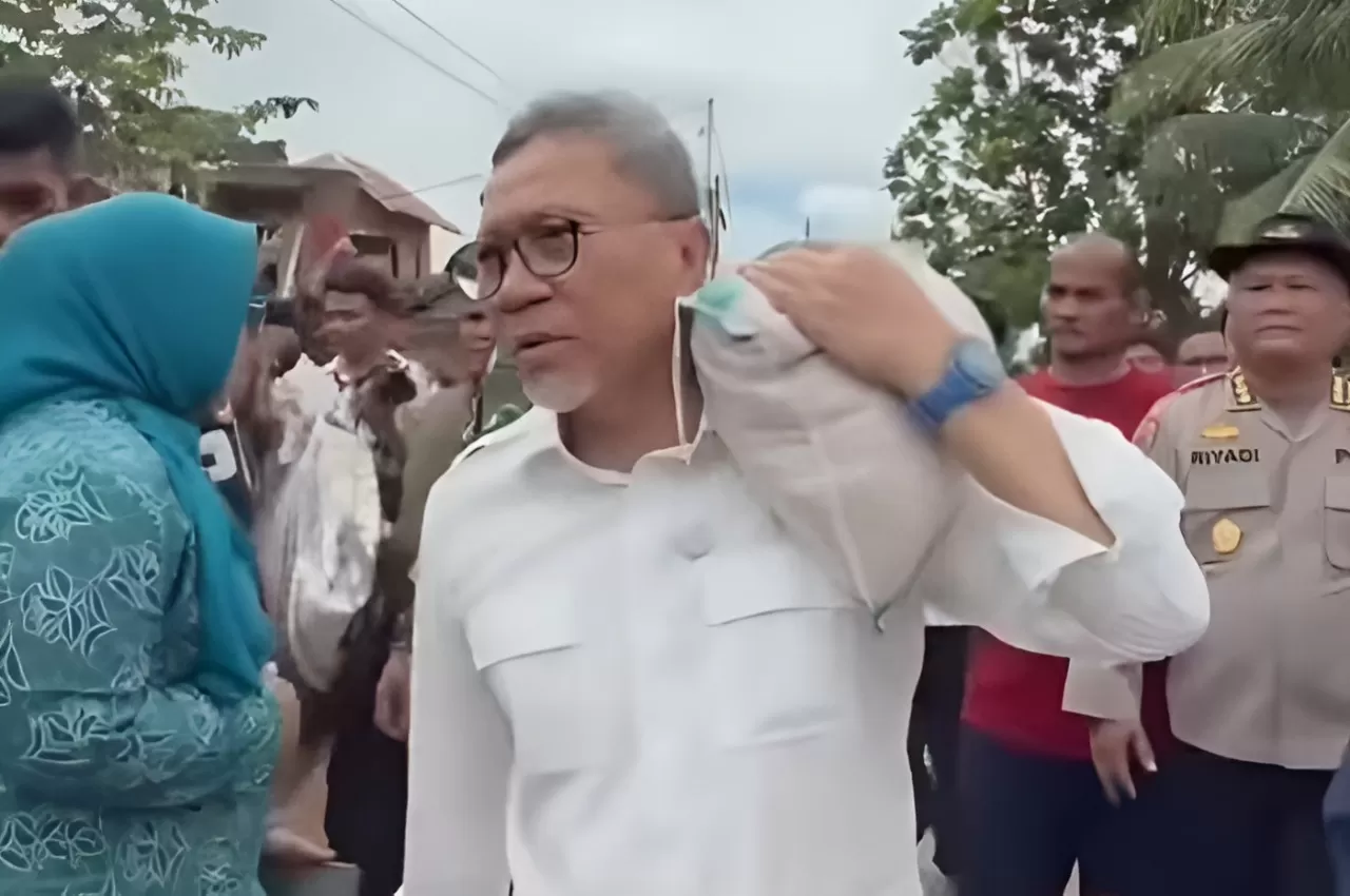 Menyoroti Menko Pangan, Zulkifli Hasan yang kunjungan kerja ke pesisir Aceh Utara, daerah yang terdampak bencana banjir bandang. (Instagram.com/@trendingbuzz.id)