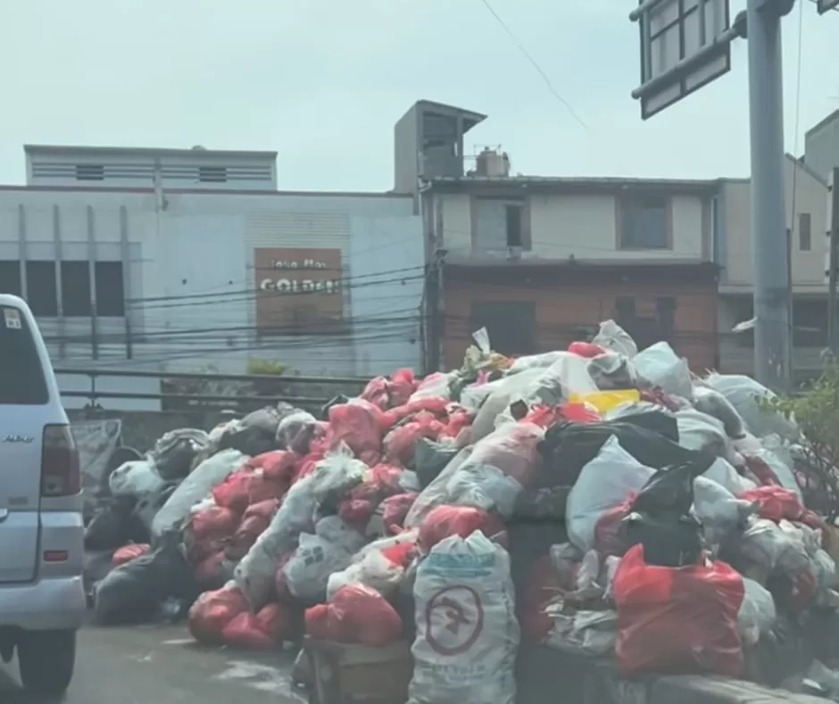 Tangkapan layar kondisi sampah yang berserakan di jalan kawasan Ciputat, Tangerang Selatan. (Instagram/david_nurbianto)