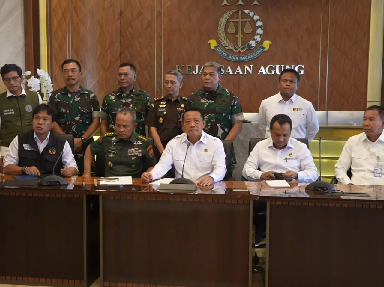 Jaksa Agung Muda Tindak Pidana Khusus Febrie Adriansyah (tengah) menyampaikan temuan Satgas PKH terkait dugaan pidana korporasi penyebab bencana di Sumatera. (Dok Kejaksaan RI)