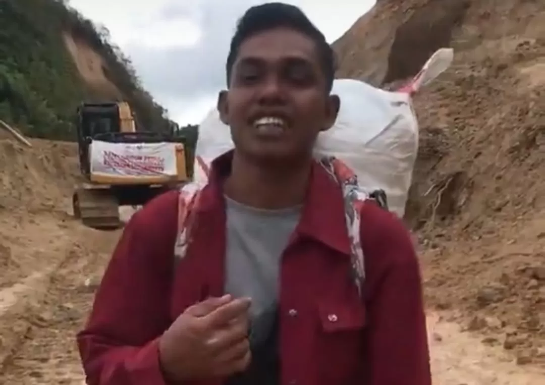 Tangkapan layar seorang pemuda yang rela berjalan puluhan kilometer untuk menjual cabai dan beli beras untuk korban banjir Aceh. (TikTok/TOKO DAMRY)