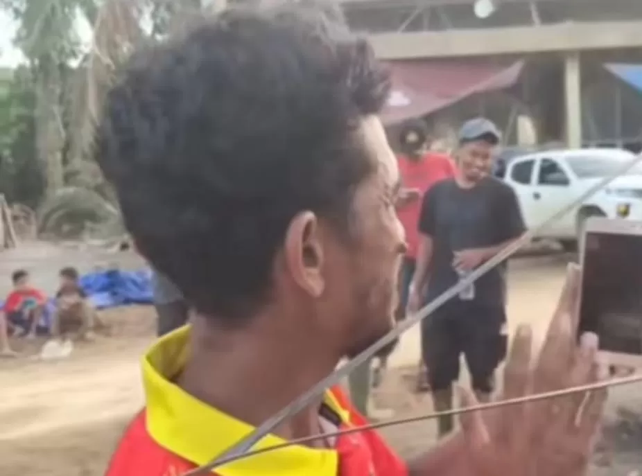 Tangkapan layar seorang ayah yang akhirnya bisa menghubungi keluarganya lewat panggilan telepon di posko pengungsian banjir Aceh Tamiang. (TikTok/PetuahTV)