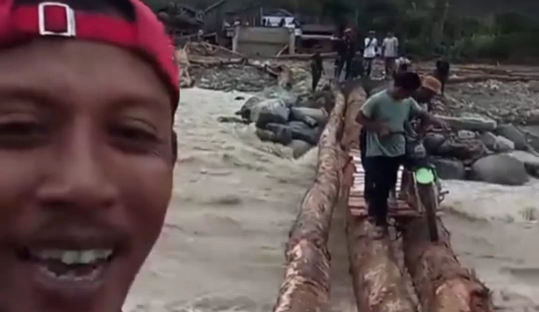 Momen bahagia warga Beutong Ateuh setelah berhasil membangun jembatan darurat. (TikTok/TOKO DAMRY)