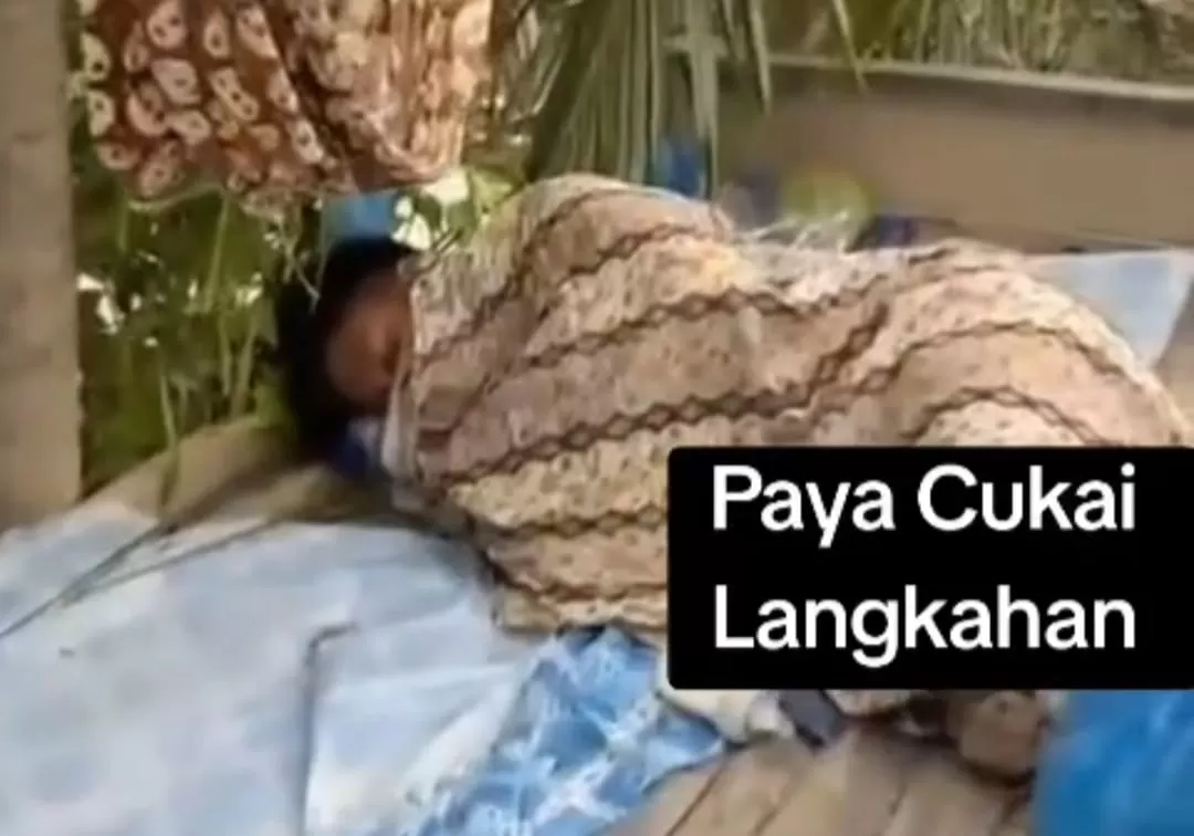 Tangkapan layar seorang warga dari desa Paya Cukai, Kecamatan Langkahan, Aceh Utara yang tengah sakit dan terpaksa tidur di luar karena minimnya bantuan. (TikTok/TOKO DAMRY)
